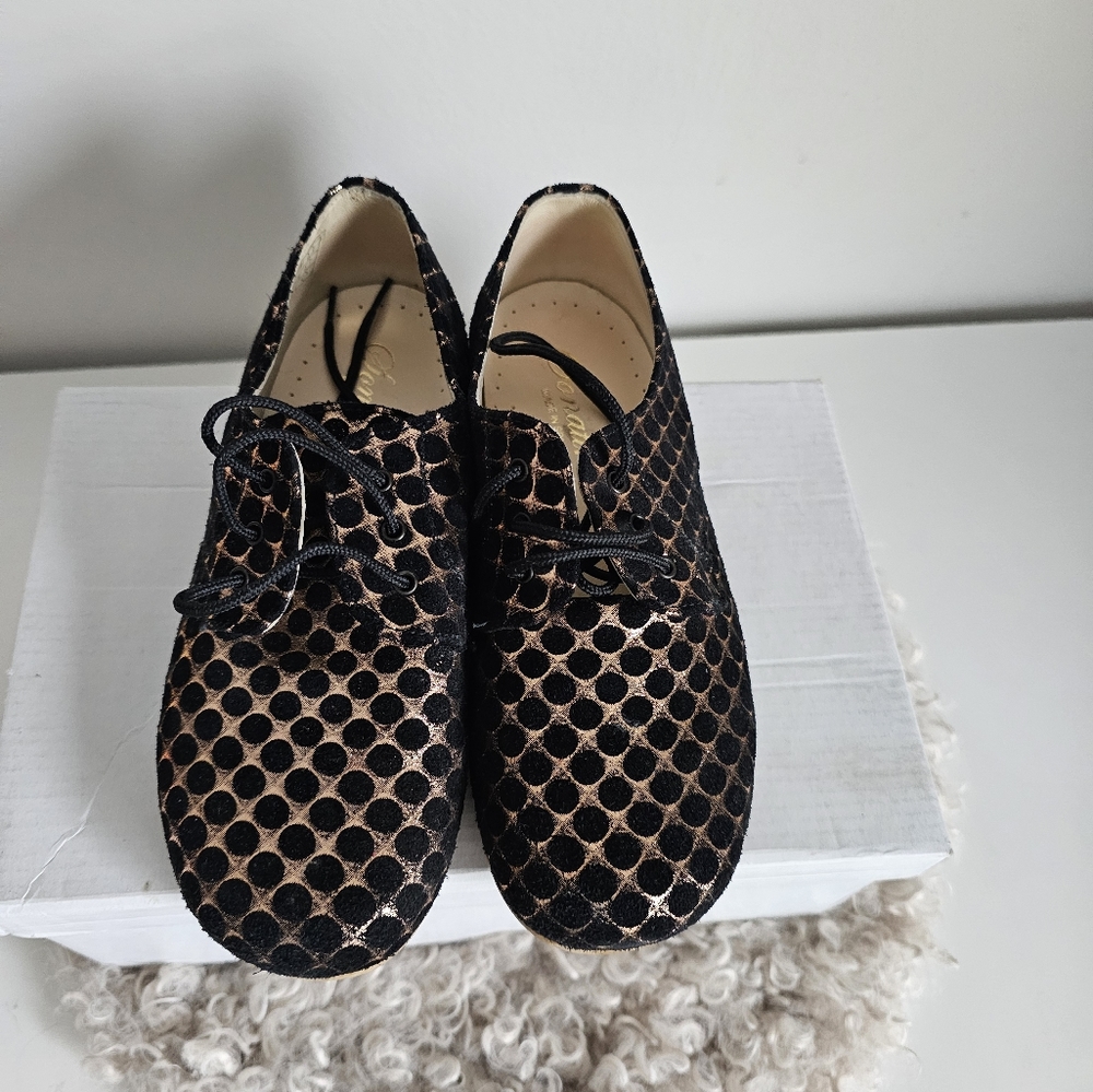Girls lace up shoes loafers in gold dot